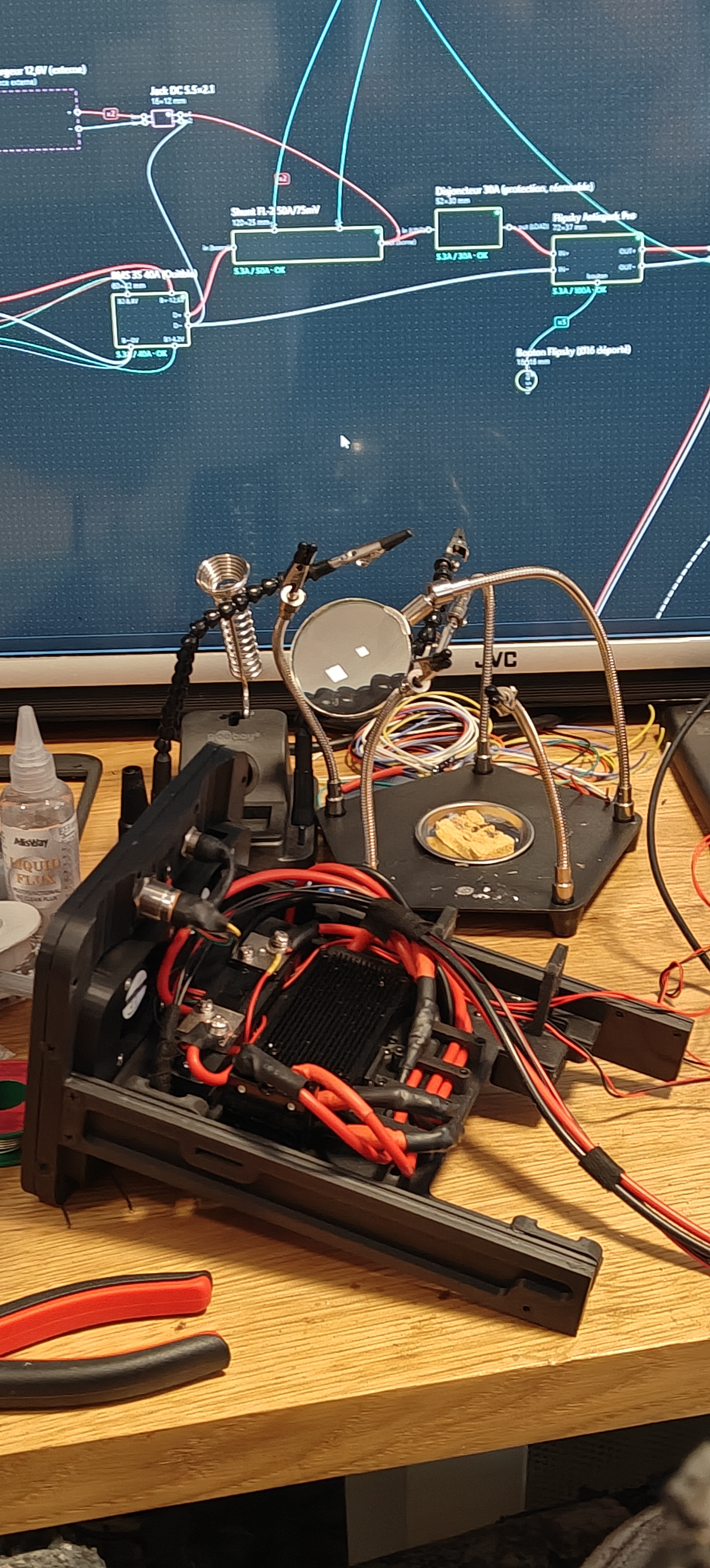 L'établi de soudure devant le schéma électrique du robot